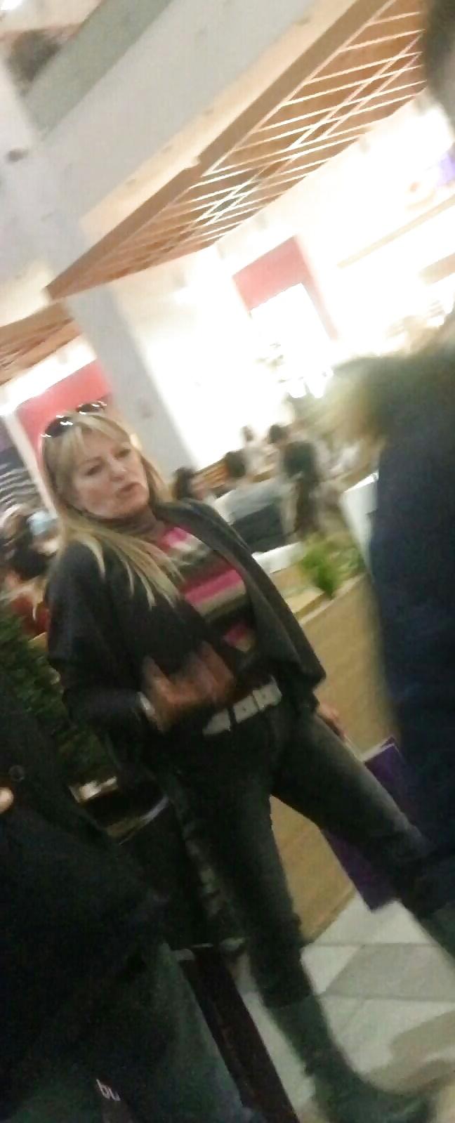 25P Spy bust and face sexy women in supermarket, mall romanian