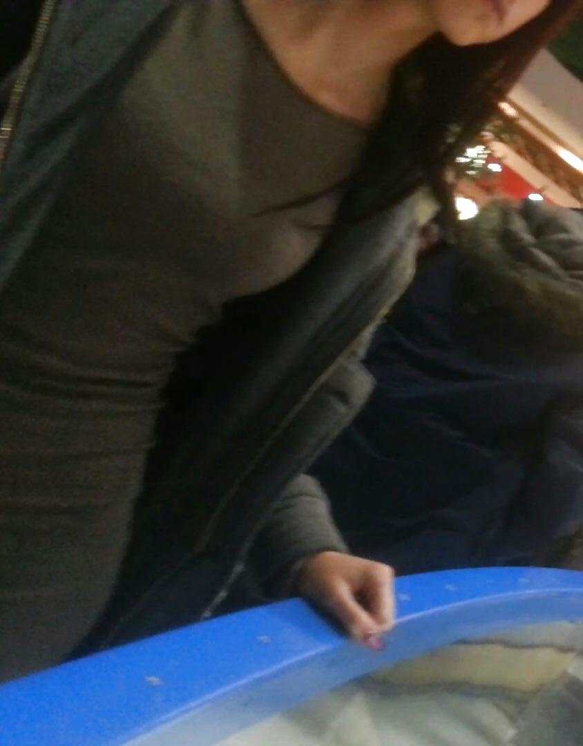 25P Spy bust and face sexy women in supermarket, mall romanian