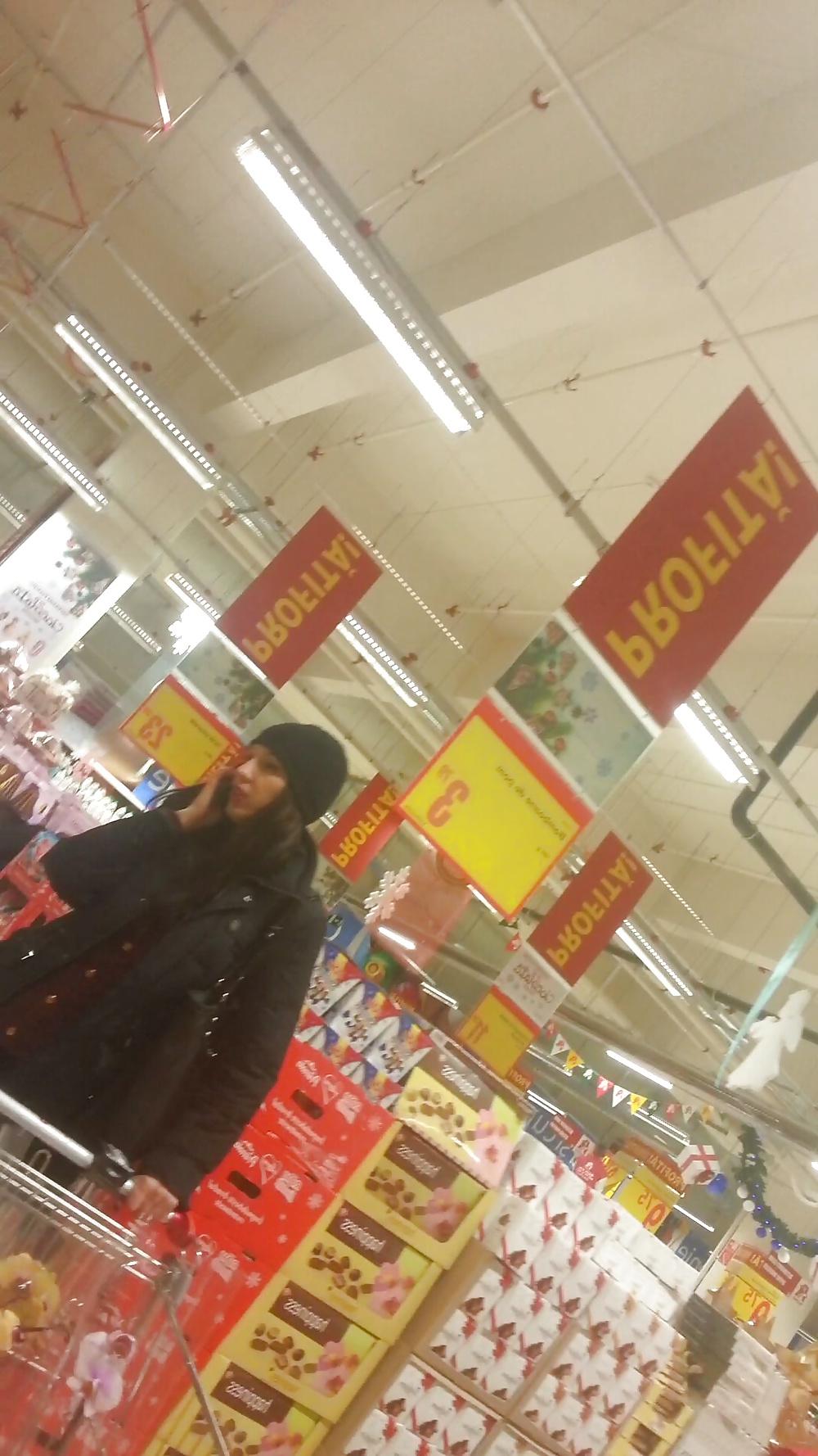 25P Spy bust and face sexy women in supermarket, mall romanian