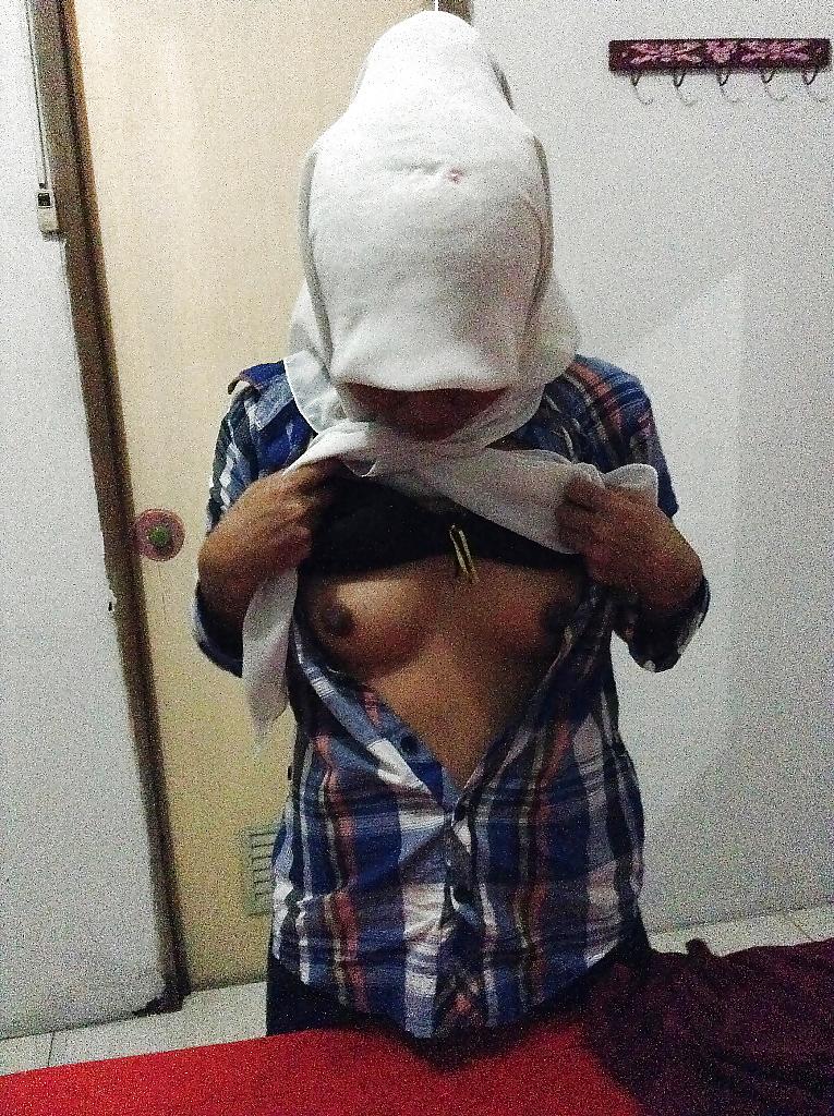 10P Indonesia- cewek jilbab tudung di hotel