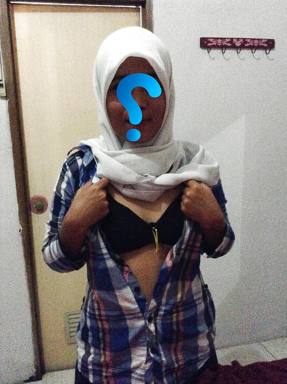 10P Indonesia- cewek jilbab tudung di hotel