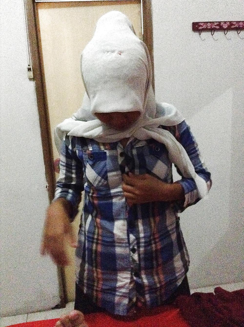 10P Indonesia- cewek jilbab tudung di hotel
