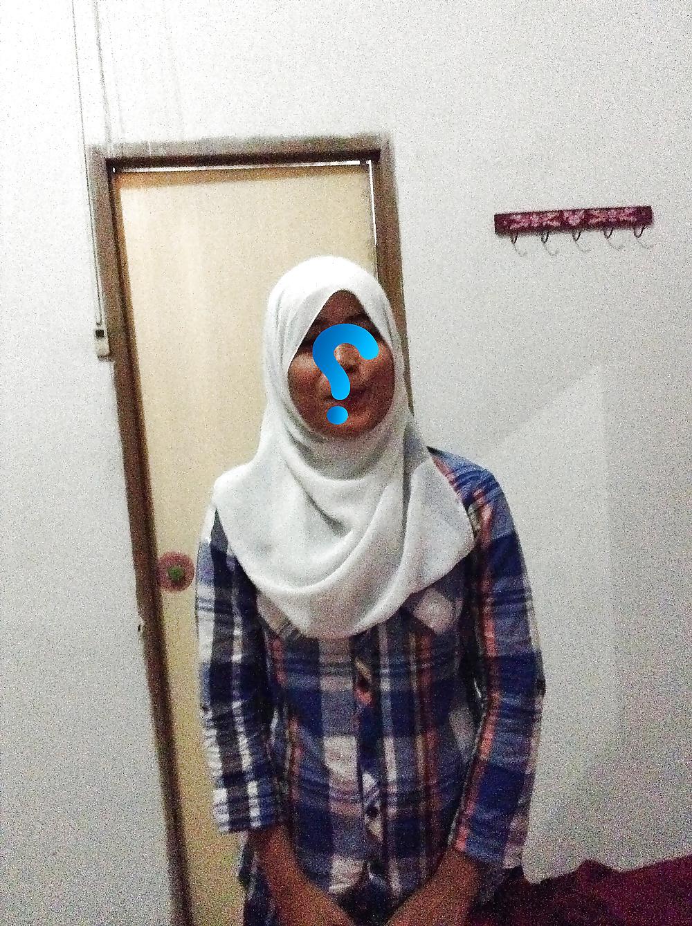 10P Indonesia- cewek jilbab tudung di hotel