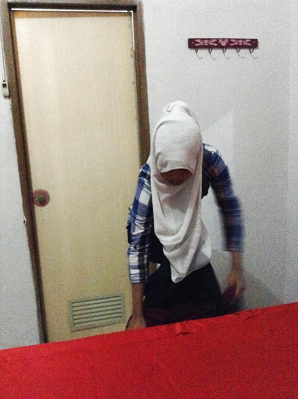 10P Indonesia- cewek jilbab tudung di hotel