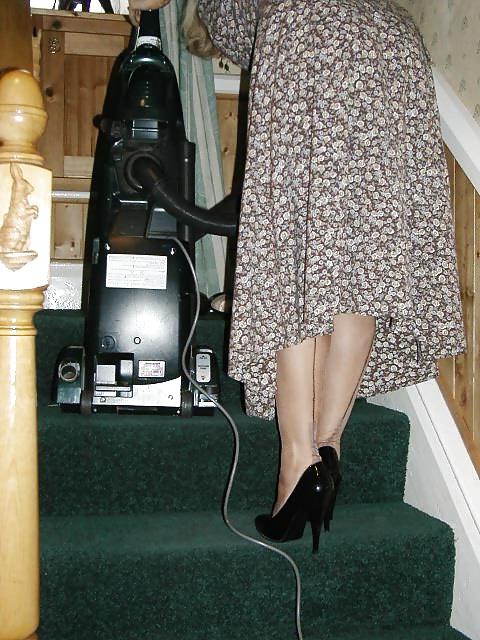 25P Amateur lady dresses as 1950s housewife