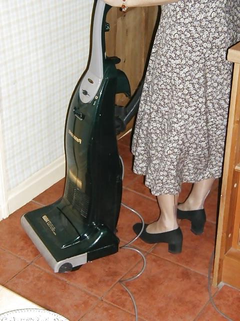 25P Amateur lady dresses as 1950s housewife