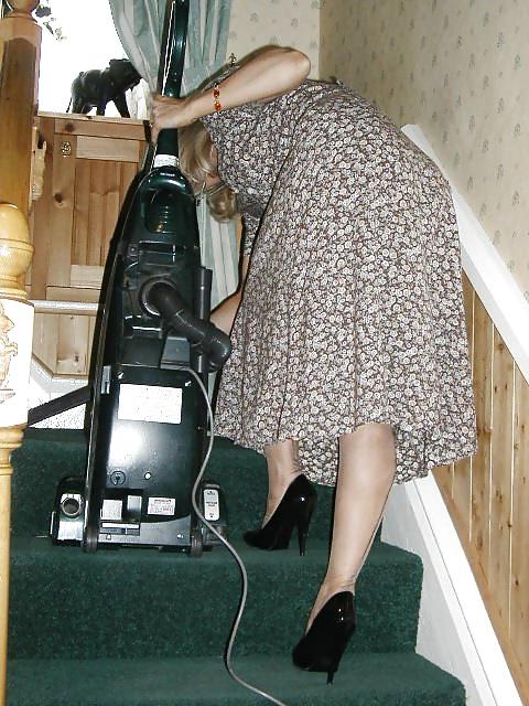 25P Amateur lady dresses as 1950s housewife