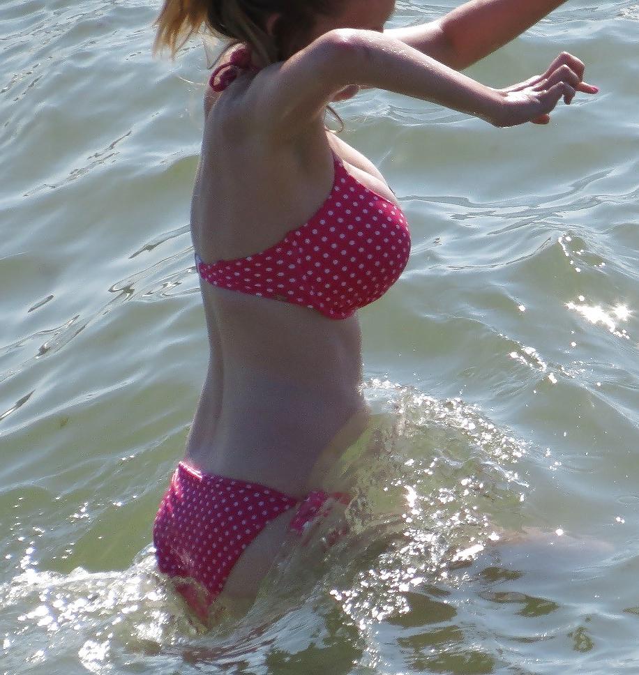 5P Candid Perfect Busty Bikini Teen