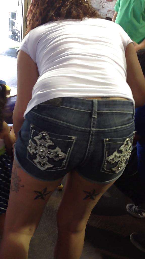 11P Candid Downblouse Latina Cleavage