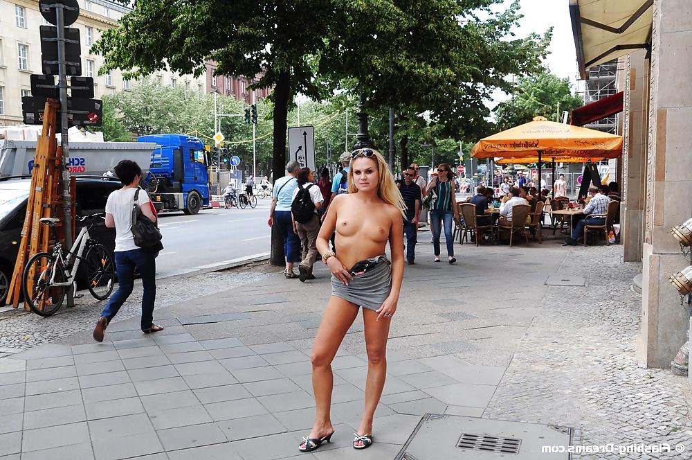 25P Public Nude In Berlin 4