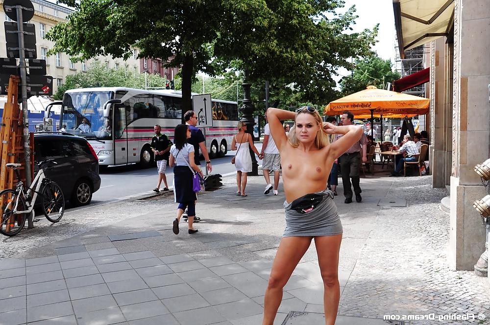 25P Public Nude In Berlin 4