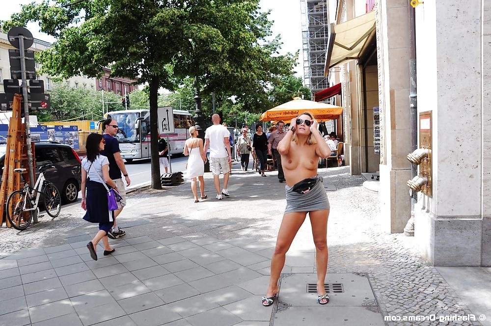 25P Public Nude In Berlin 4