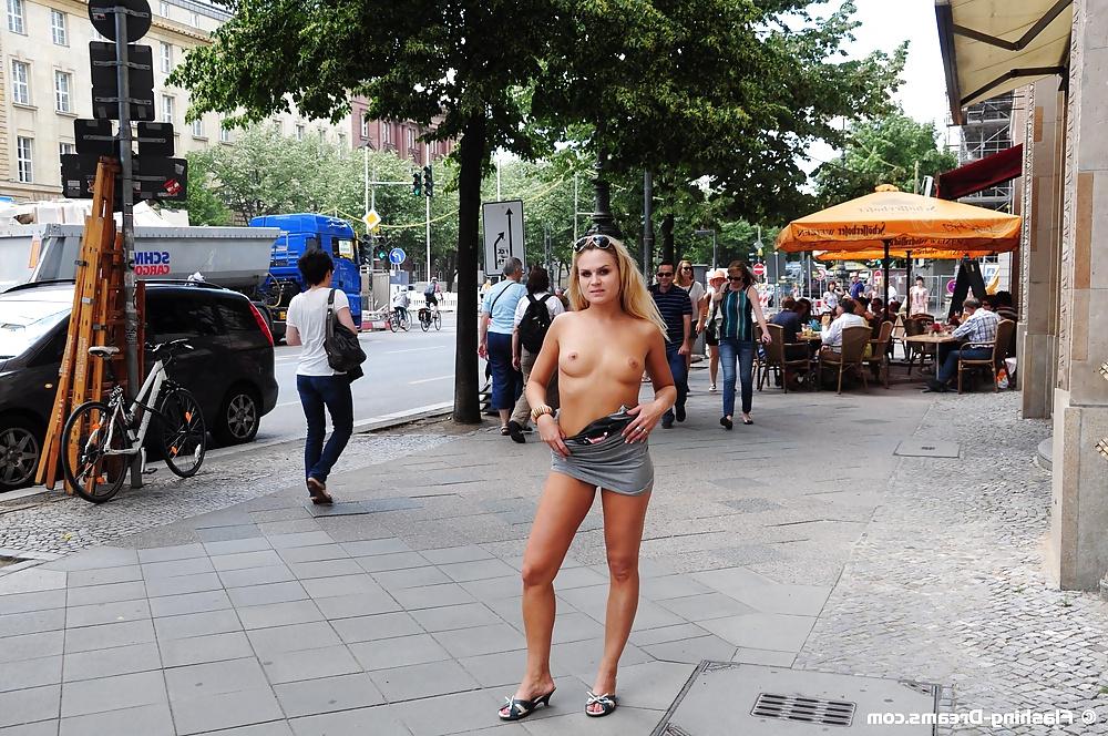 25P Public Nude In Berlin 4
