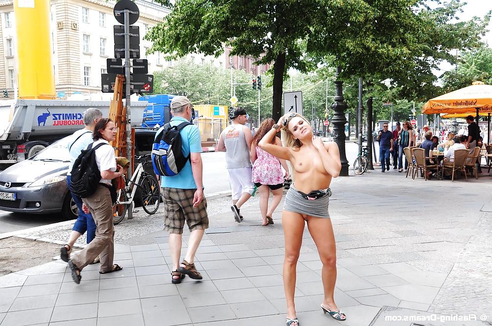 25P Public Nude In Berlin 4