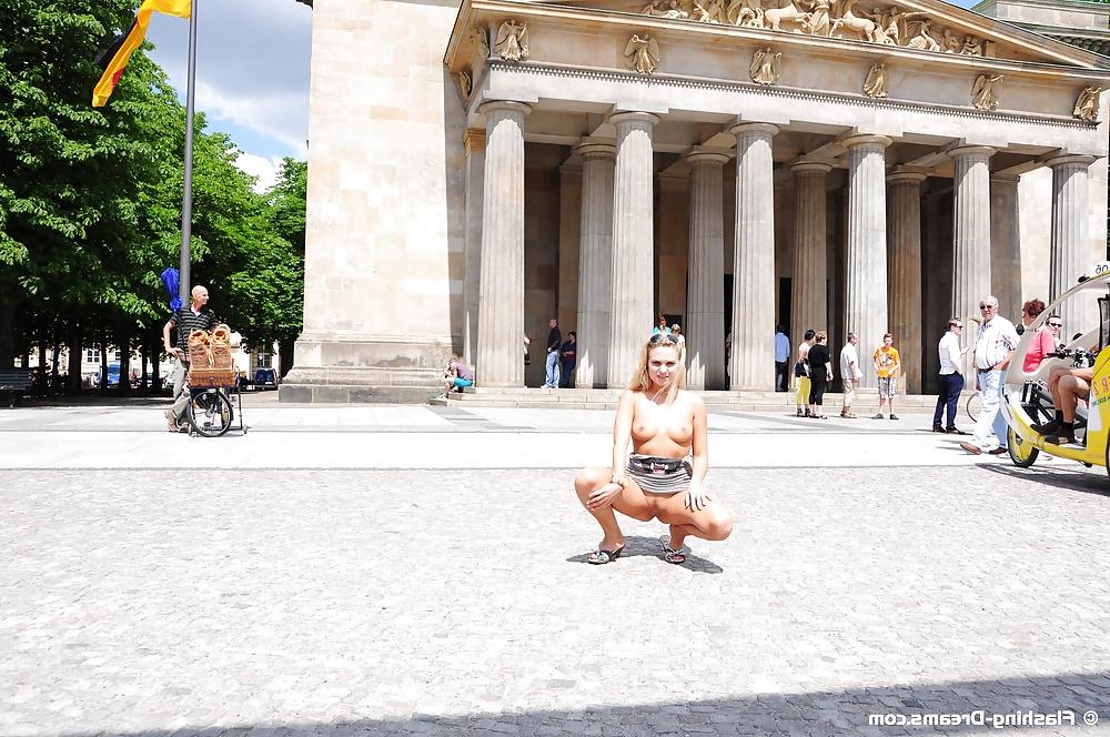 25P Public Nude In Berlin 3