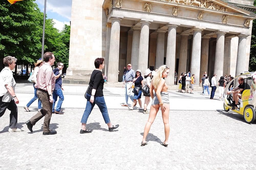 25P Public Nude In Berlin 3