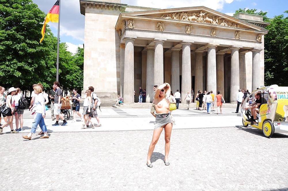 25P Public Nude In Berlin 3