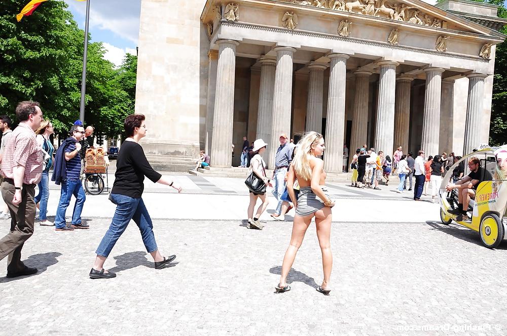 25P Public Nude In Berlin 3