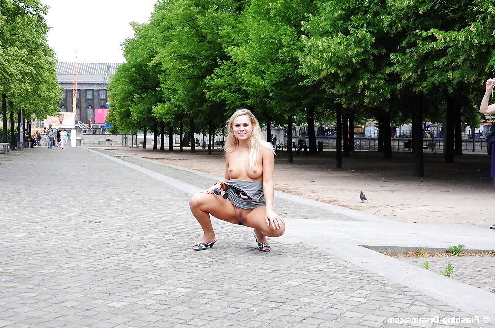 25P Public Nude In Berlin 3