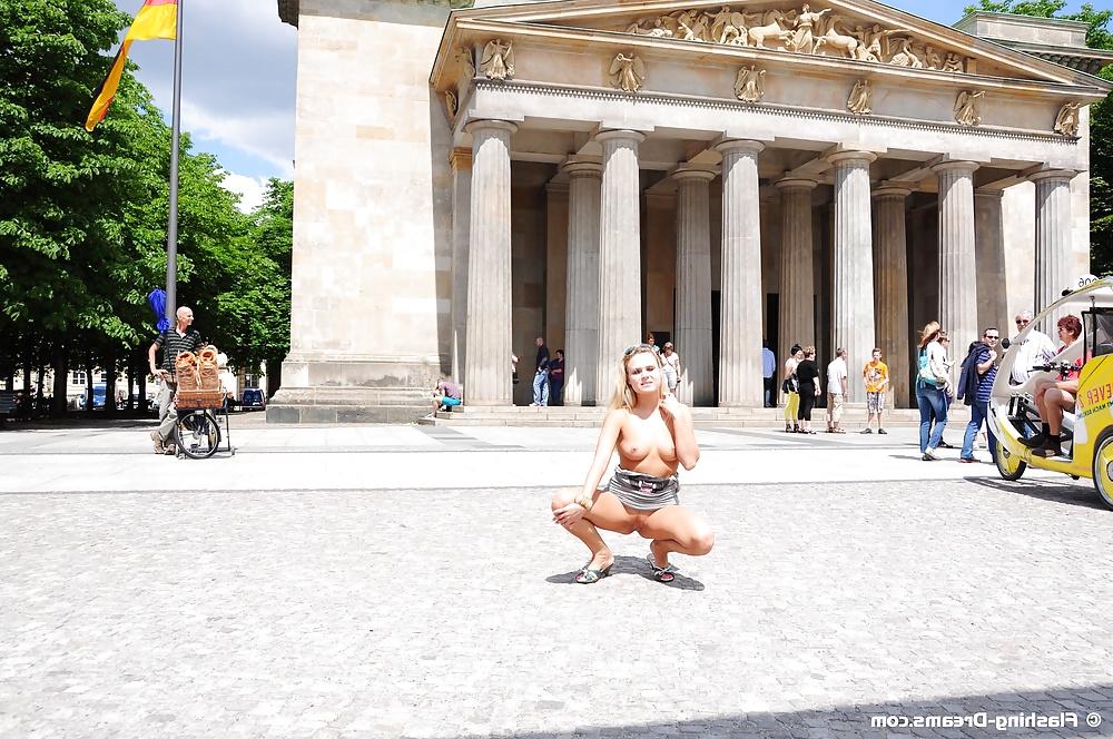 25P Public Nude In Berlin 3