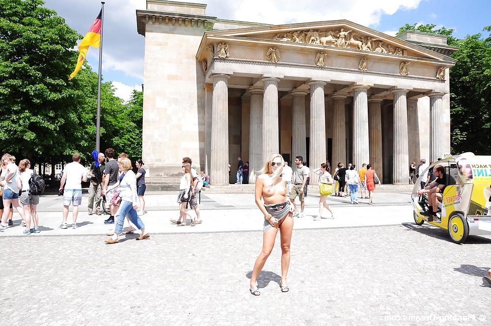 25P Public Nude In Berlin 3