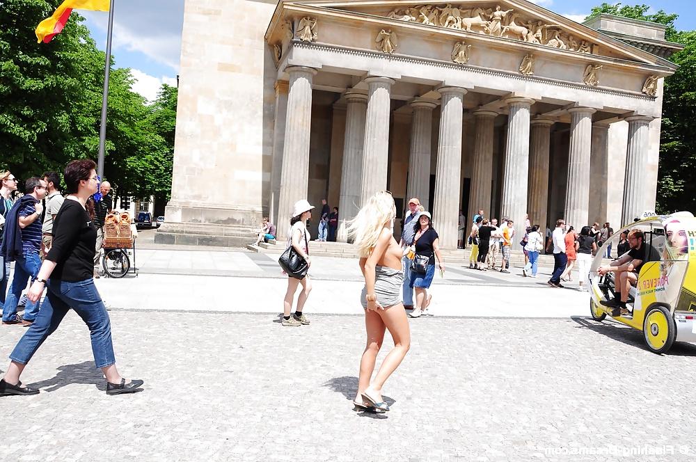 25P Public Nude In Berlin 3