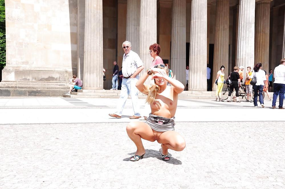 25P Public Nude In Berlin 3
