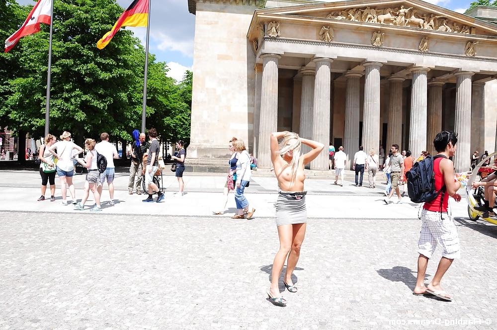 25P Public Nude In Berlin 3