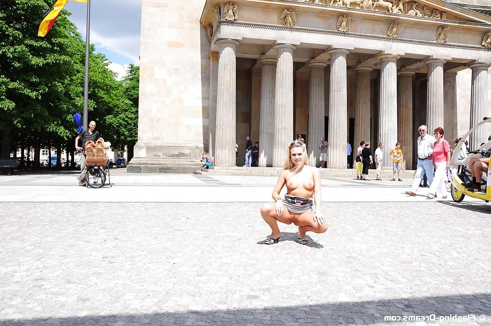 25P Public Nude In Berlin 3
