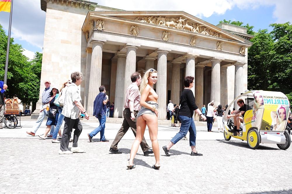 25P Public Nude In Berlin 3