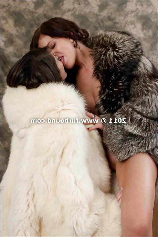 13P Sexy women in fur 