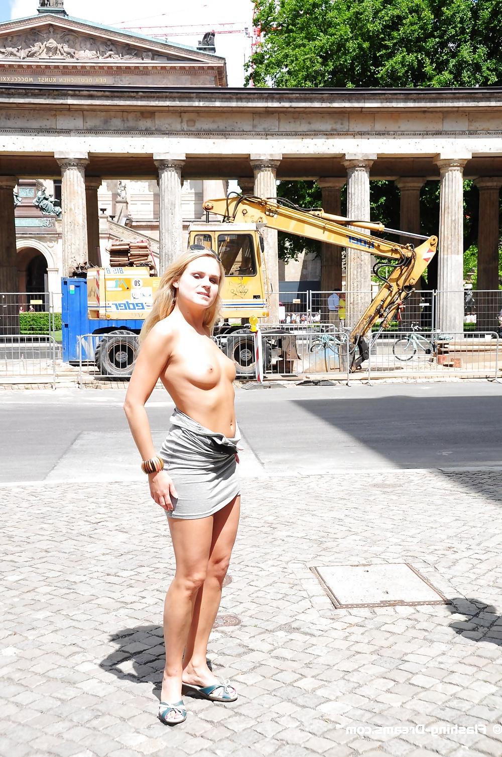 25P Public Nude In Berlin 1