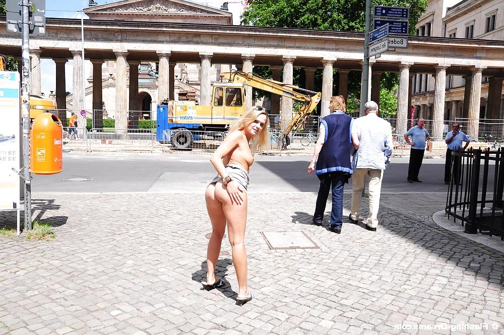 25P Public Nude In Berlin 1