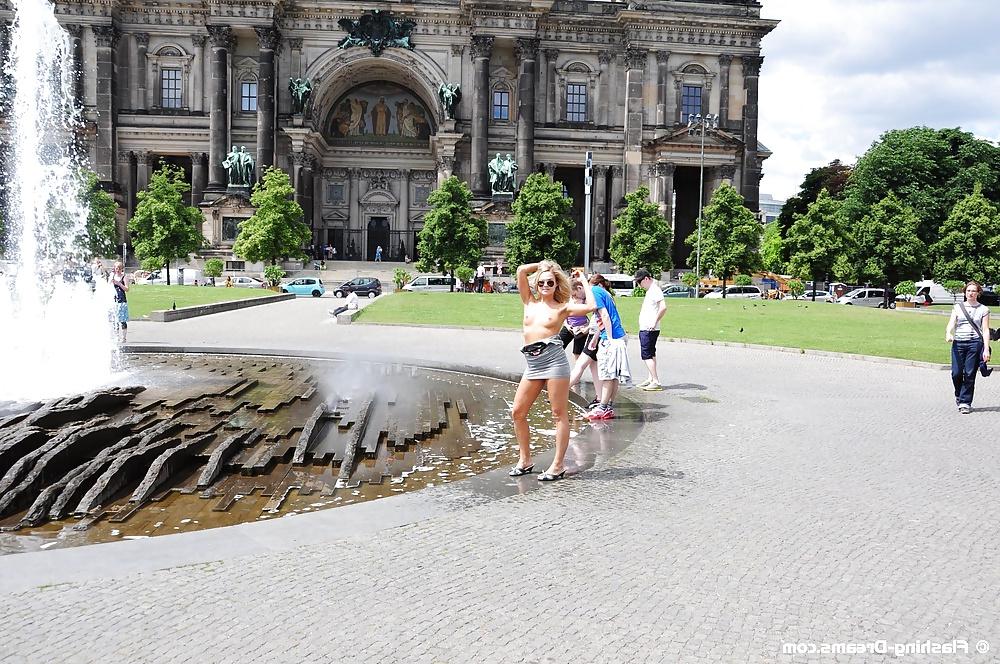 25P Public Nude In Berlin 1