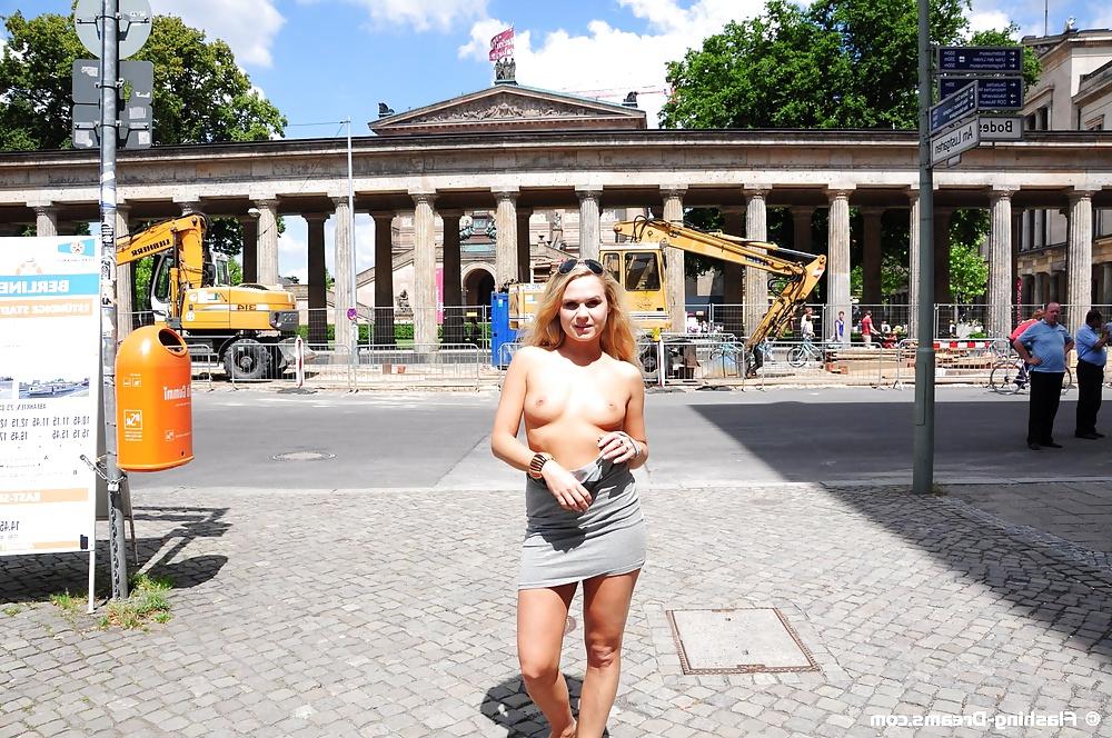 25P Public Nude In Berlin 1
