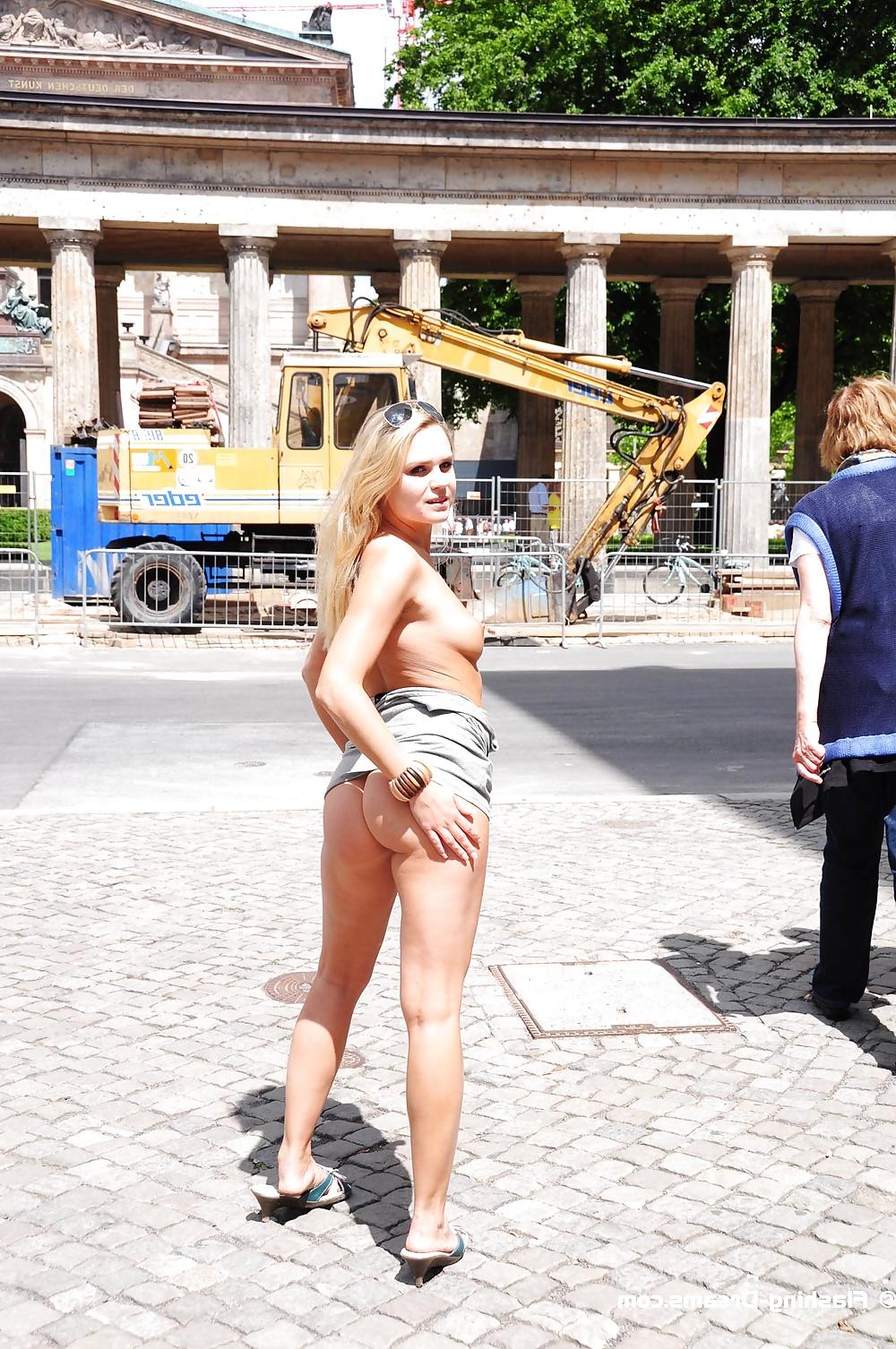 25P Public Nude In Berlin 1