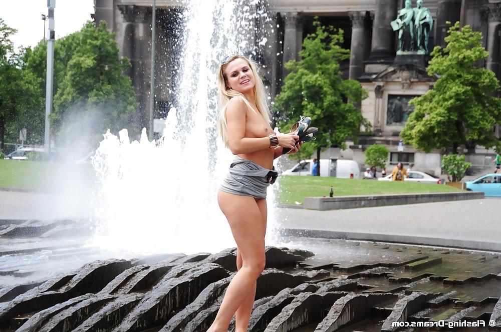 25P Public Nude In Berlin 2