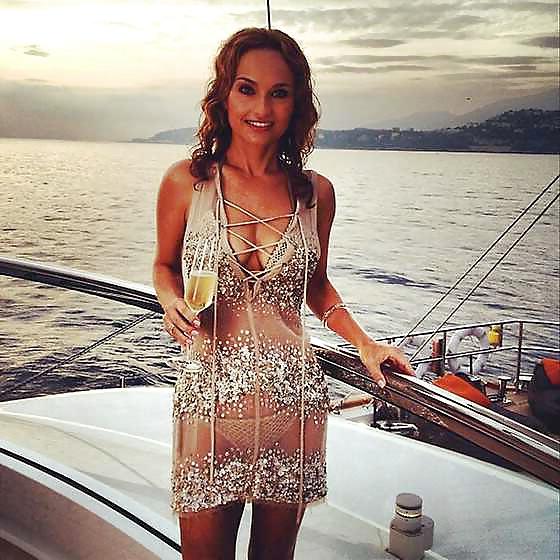 9P GIADA DE LAURENTIIS CLEAVAGE AND CAMELTOE 