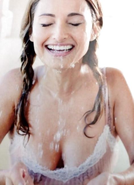 9P GIADA DE LAURENTIIS CLEAVAGE AND CAMELTOE 