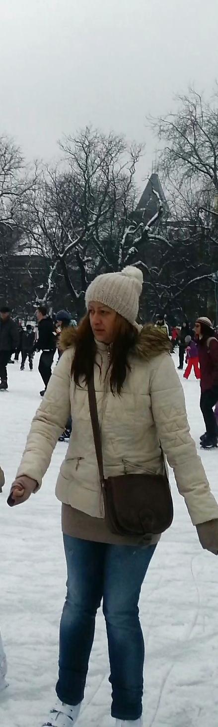25P Spy  sexy women patinoar romanian