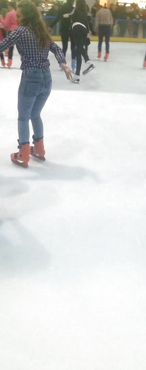 25P Spy  sexy women patinoar romanian