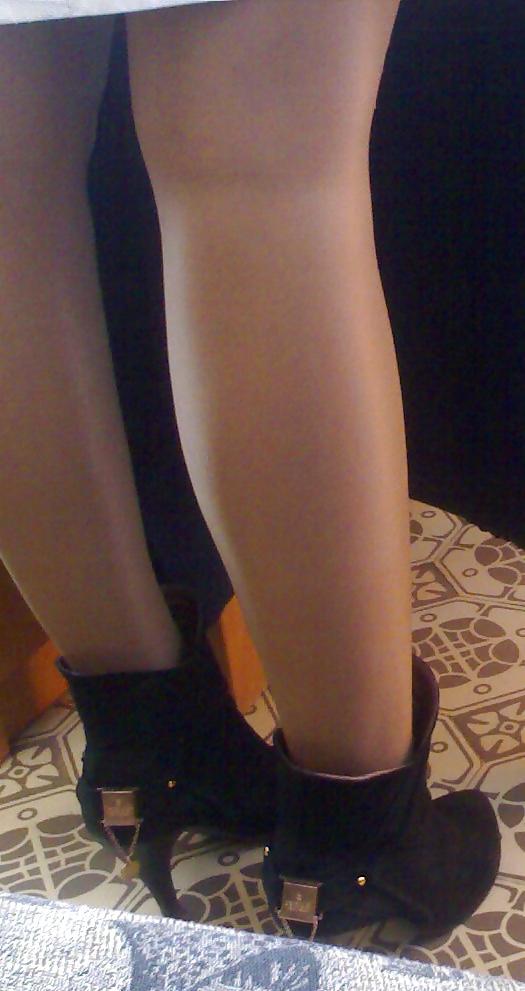 23P Ex-girlfriend legs, pantyhose and cum on her heels