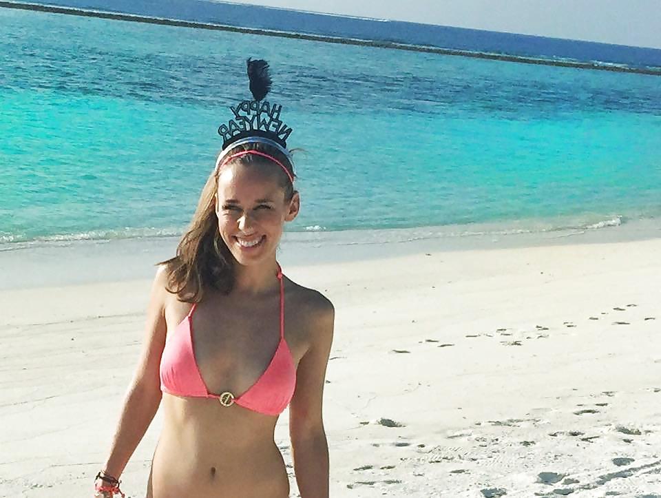 14P Annemarie Warnkross Carpendale - Sexy belly pictures