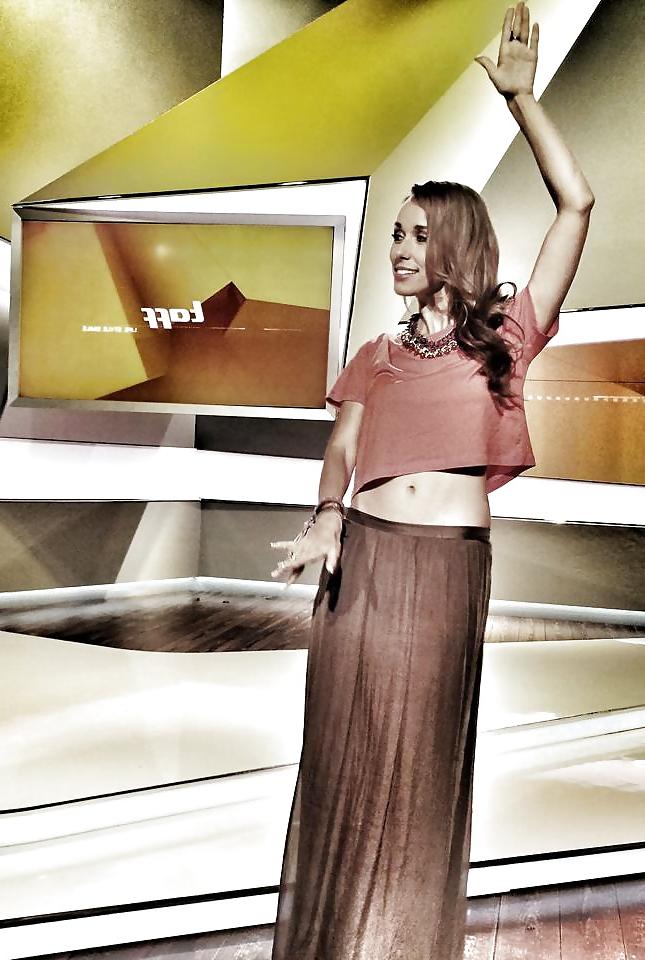 14P Annemarie Warnkross Carpendale - Sexy belly pictures