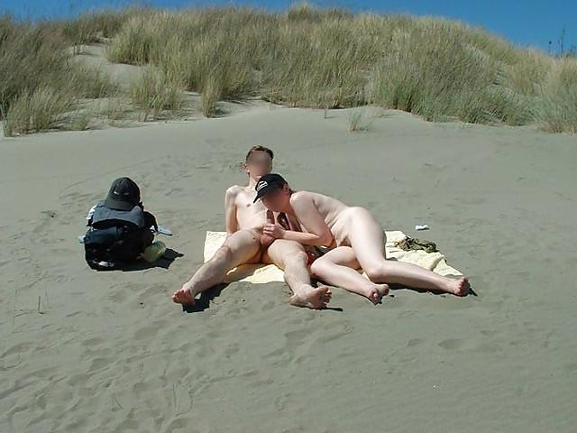 12P Couple a la plage