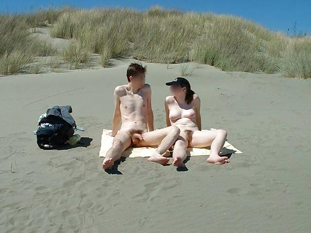 12P Couple a la plage