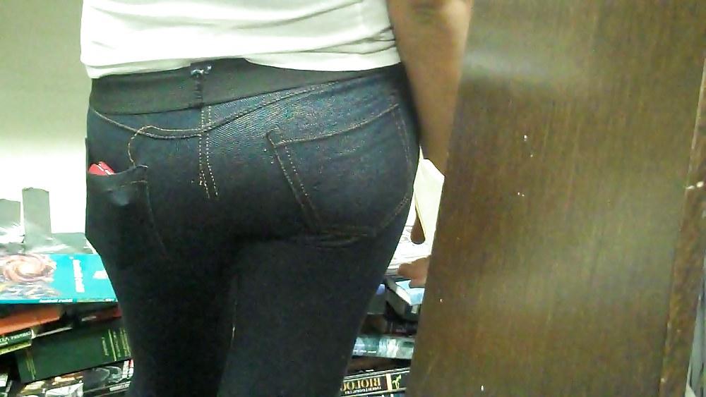 25P Public butts and ass in tight jeans
