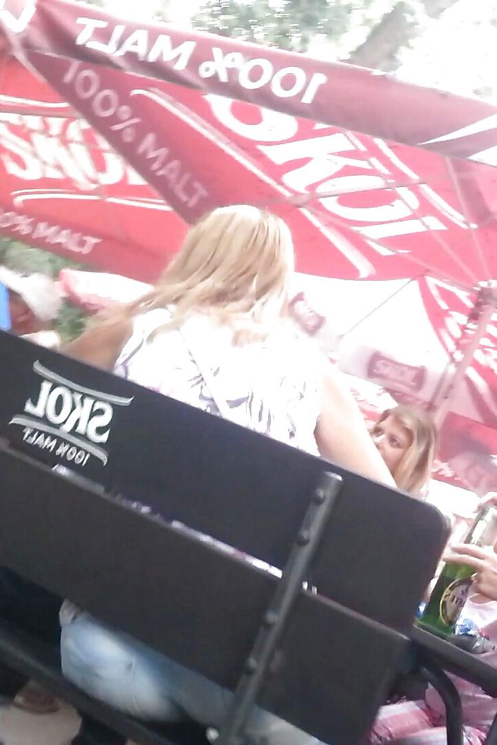 25P Spy sexy women in restaurant romanian