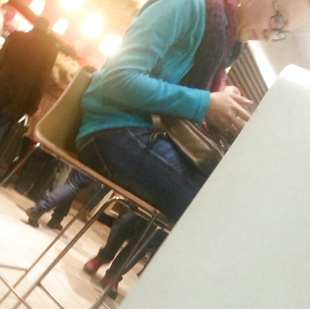 25P Spy sexy women in restaurant romanian