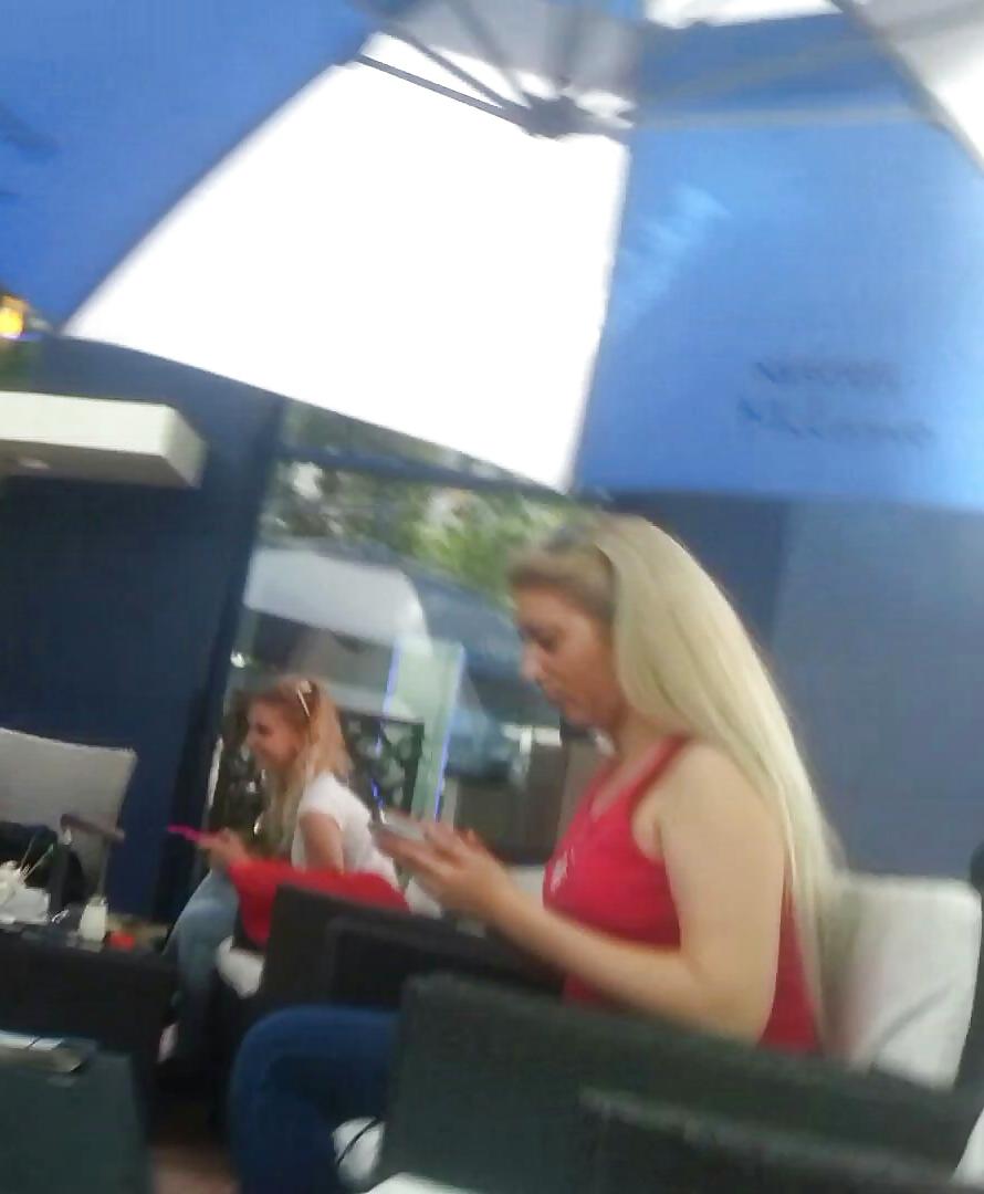 25P Spy sexy women in restaurant romanian